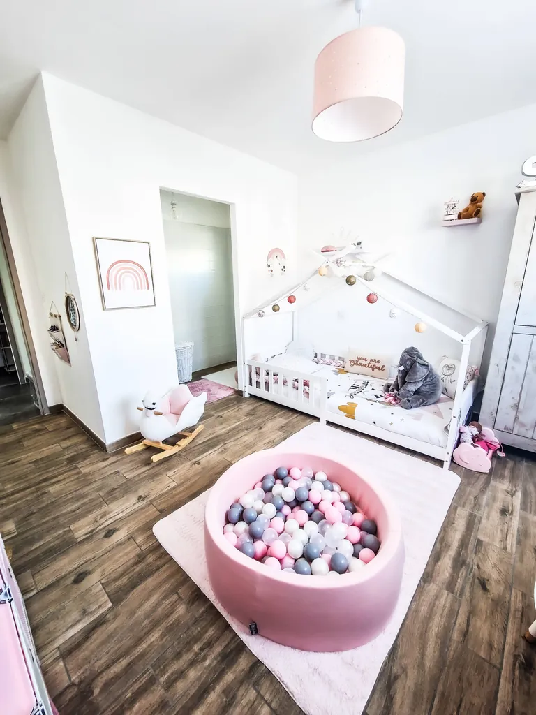 Chambre d'enfant décorée de formes peintes