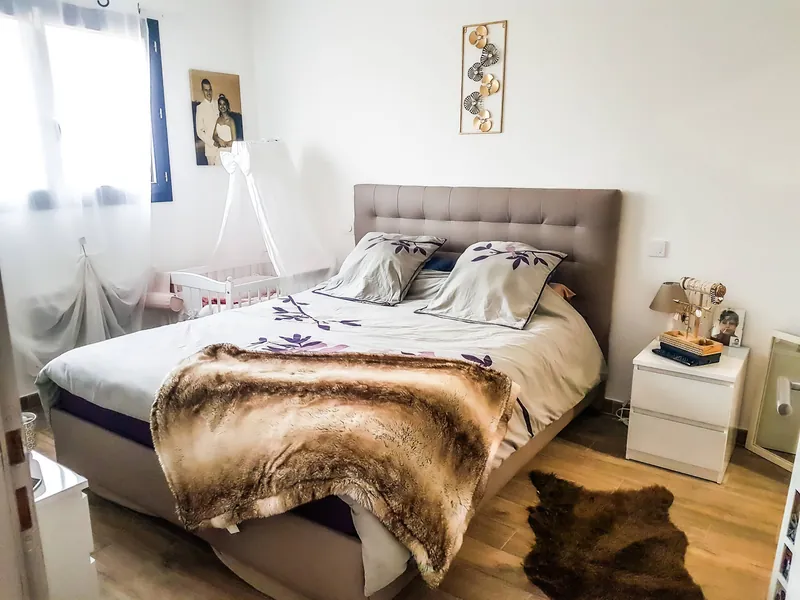 Chambre parentale avec mur caramel et parquet